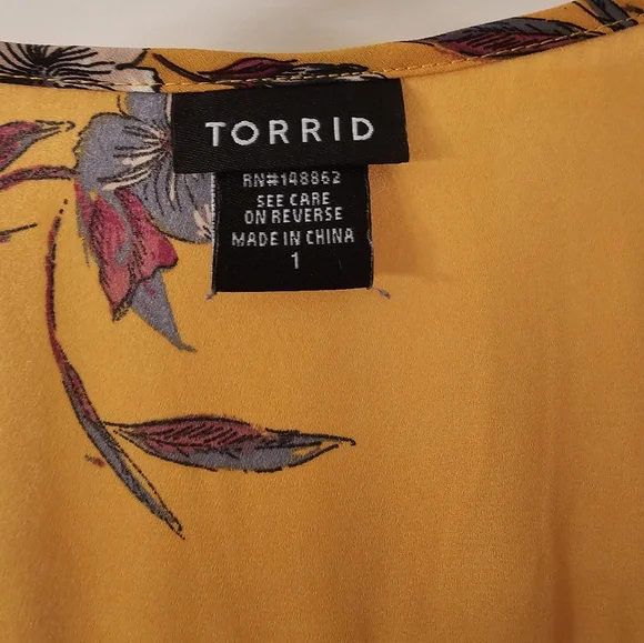 Torrid Keyhole Top - Picture 2 of 7